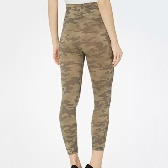 Spanx Look At Me Now Seamless Cropped Leggings - Picture 2 of 7